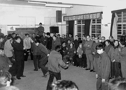 Dr. Shen Hongxun doceert spontane beweging in Shanghai, 1979.